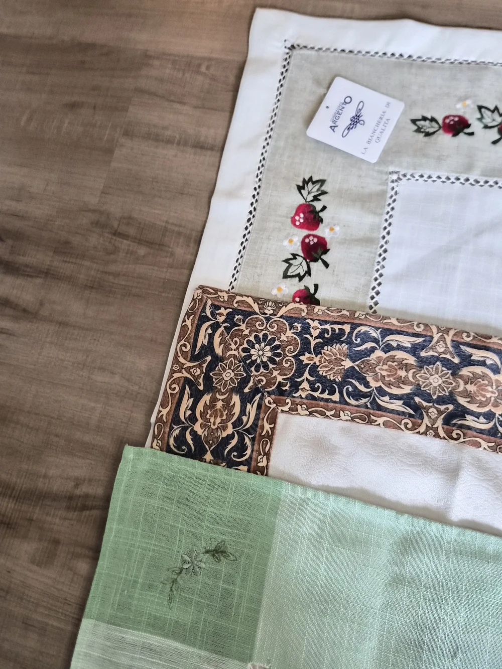 Vintage Embroidered Tablecloth Bundle – Set of 4 (Bonus Melbourne Souvenir Table